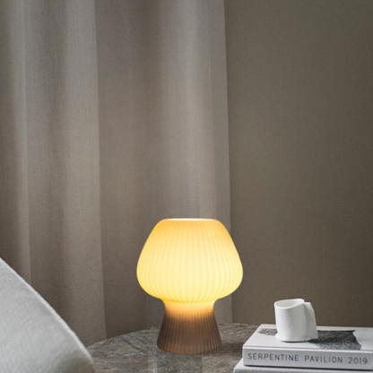 Geriffelte LED Tischlampe im Pilzdesign
