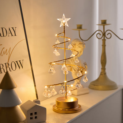 Beleuchteter Weihnachtsbaum mit Kristallanhängern