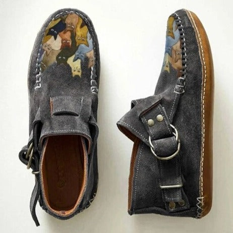 Botines de mujer con acabado de ante y hebilla decorativa