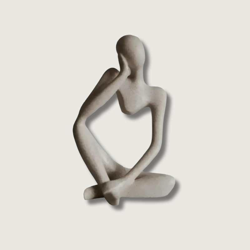 Escultura abstracta de pensador con forma figurativa minimalista