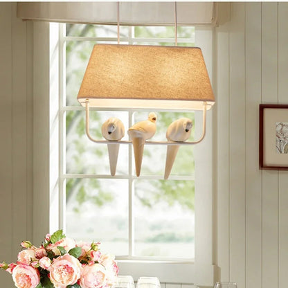 Viseća lampa s pticom i sjenilom od lana – Ugođaj i jedinstven dizajn