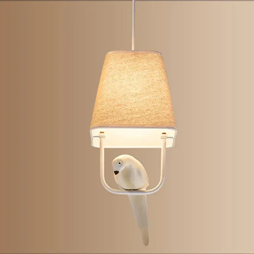 Viseća lampa s pticom i sjenilom od lana – Ugođaj i jedinstven dizajn