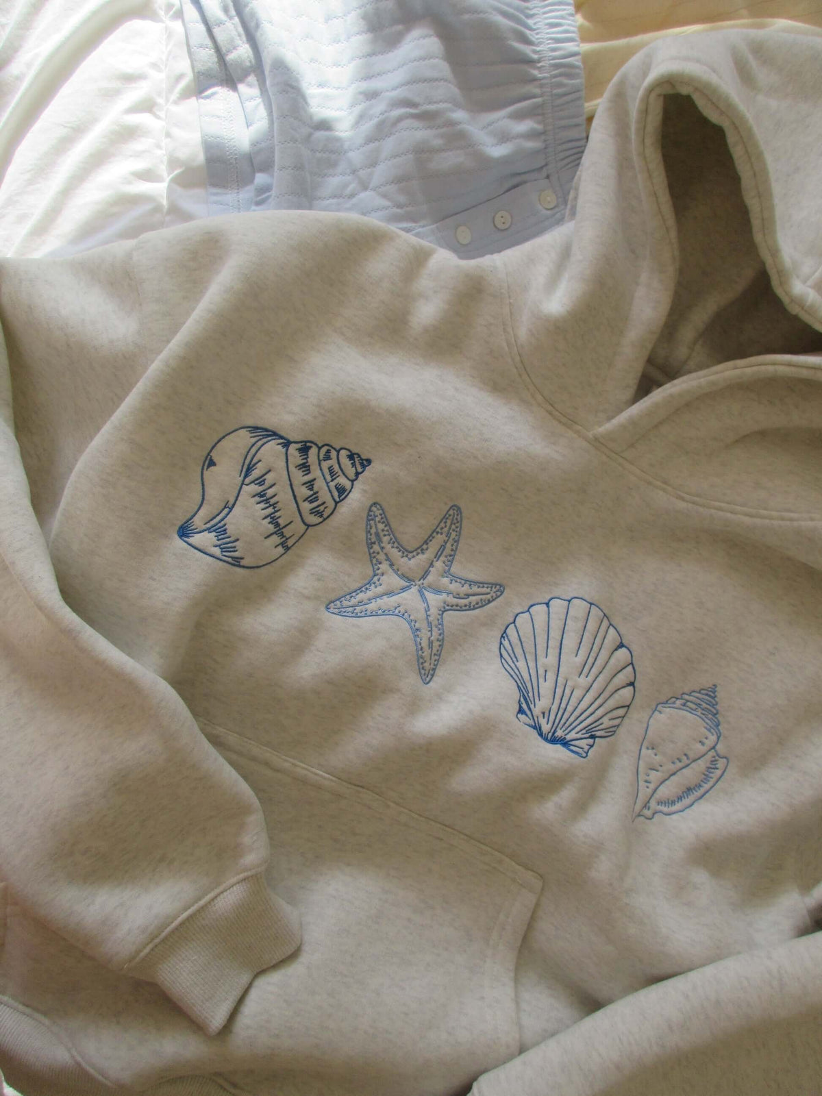 Sweatshirt com capuz para senhora, estampado de conchas, com capuz e bolso canguru