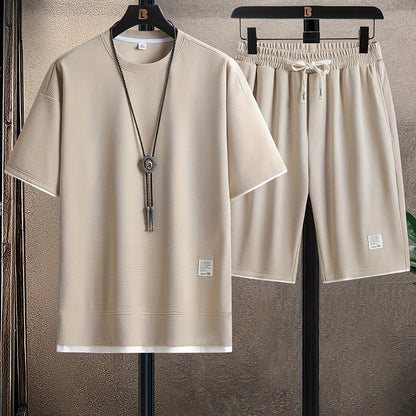 Conjunto moderno para homem com gola redonda – confortável e respirável para verões ativos.