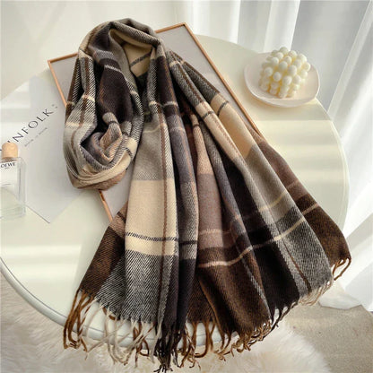 Eleganter Winterschal mit Karomuster und Fransen