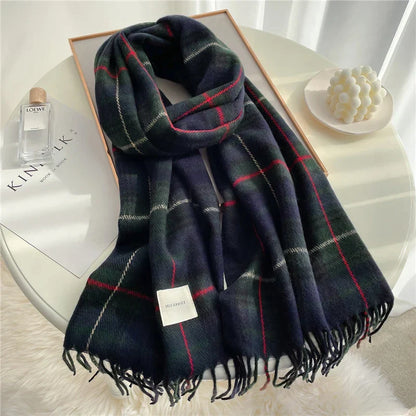 Eleganter Winterschal mit Karomuster und Fransen