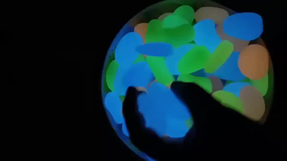 Pedras de jardim encantadoras e luminosas – atmosféricas e sustentáveis.