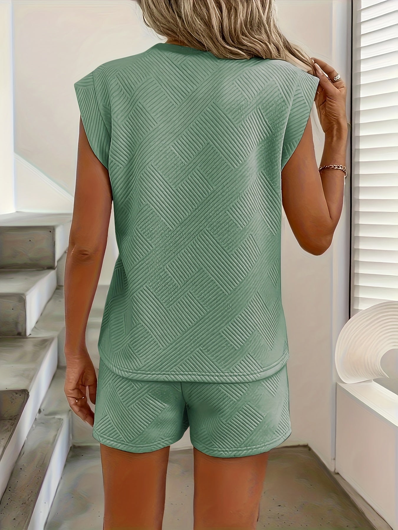 Elegantni zeleni ženski komplet u dva dijela – Crop top i kratke hlače