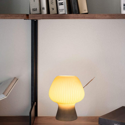 Geriffelte LED Tischlampe im Pilzdesign