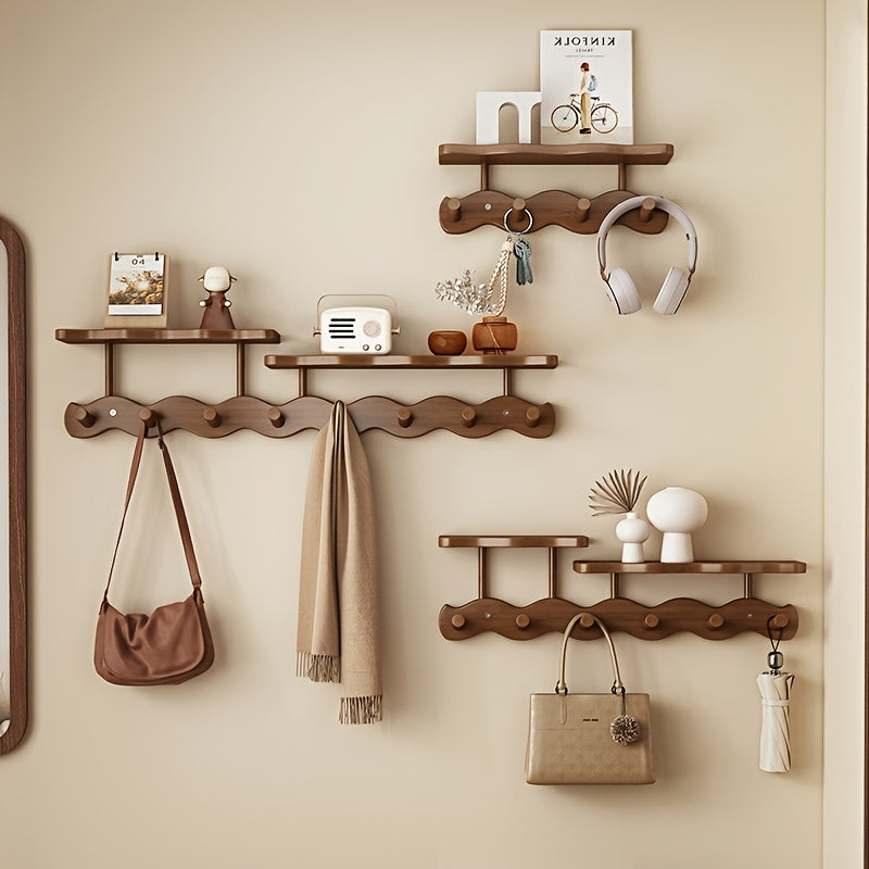 Wandgarderobe aus Holz mit Ablagen und Kleiderhaken