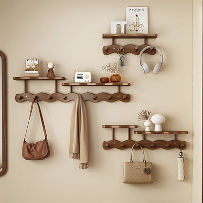 Wandgarderobe aus Holz mit Ablagen und Kleiderhaken