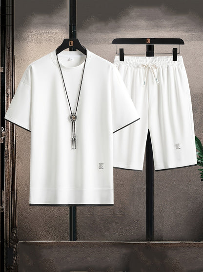 Conjunto moderno para homem com gola redonda – confortável e respirável para verões ativos.
