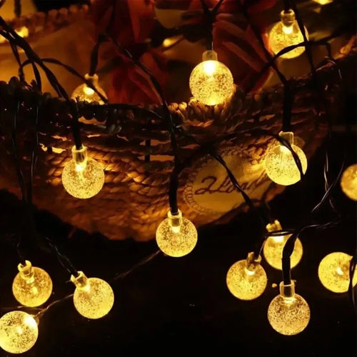 Guirnalda de luces LED solares con esferas: cálidas y acogedoras