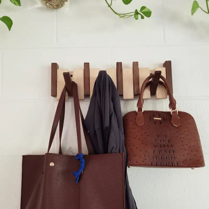 Wandgarderobe aus Holz im Klaviertasten-Design