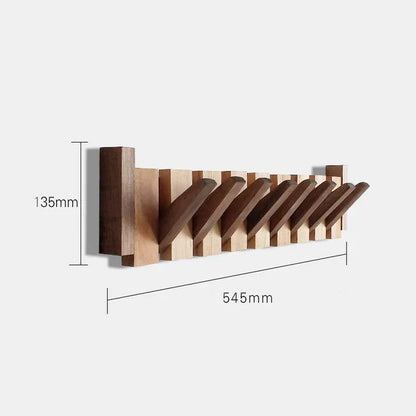 Wandgarderobe aus Holz im Klaviertasten-Design