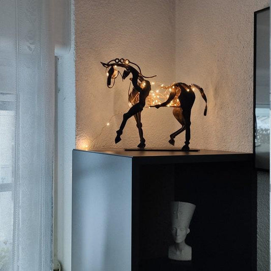Escultura de cavalo com luzes de cordão