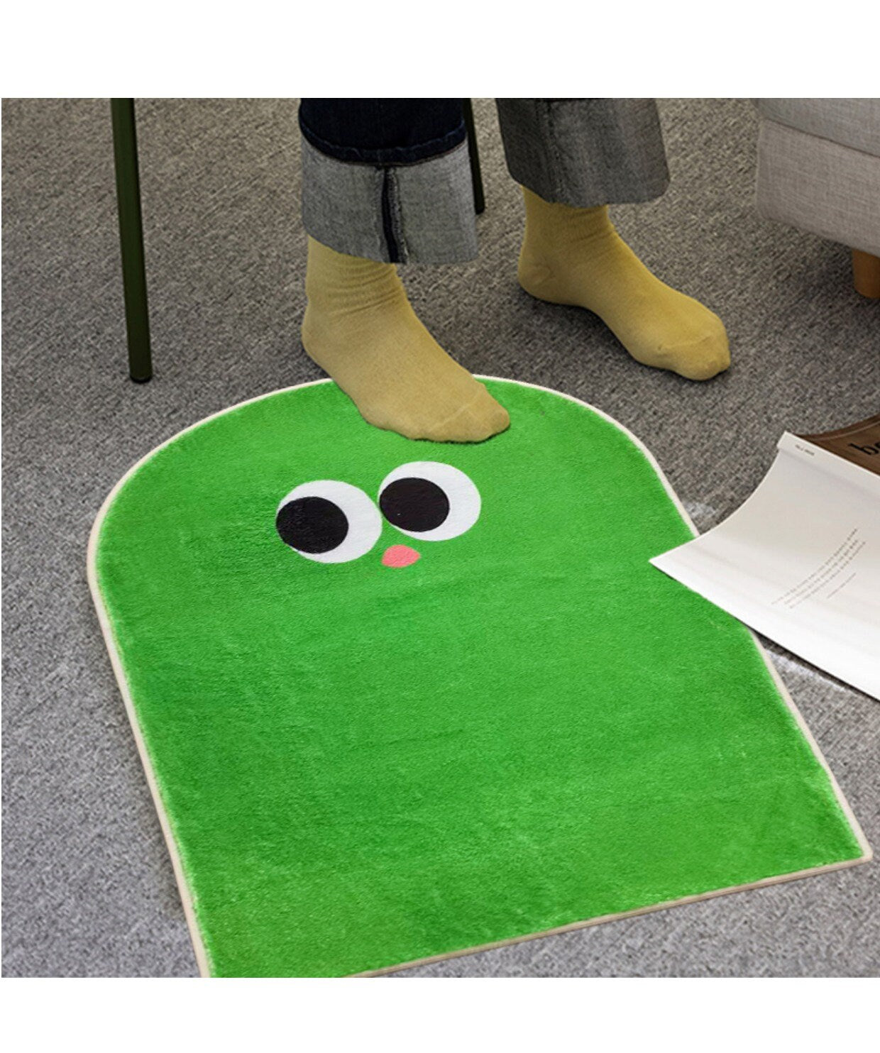 Verspielter Teppich mit Gesichtsmotiv