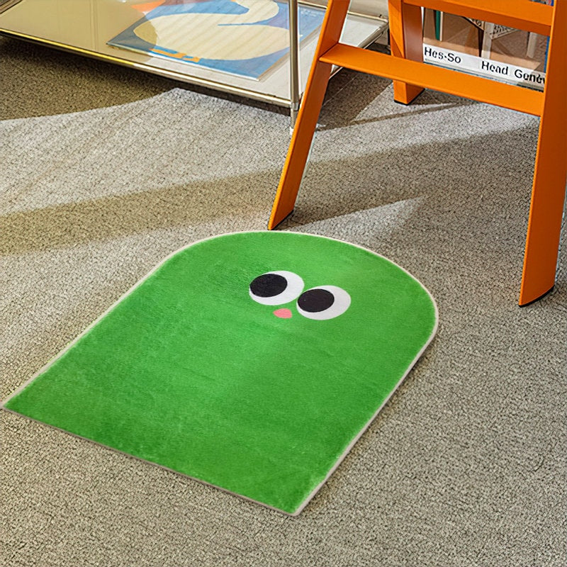 Verspielter Teppich mit Gesichtsmotiv