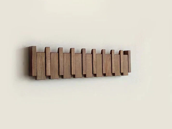 Wandgarderobe aus Holz im Klaviertasten-Design