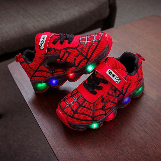 Zapatillas LED de superhéroe: geniales zapatillas con luces para niños