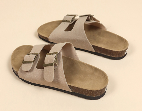 Pantufas de senhora confortáveis ​​​​e ajustáveis ​​​​– elegantes e macias para uso interior e exterior.