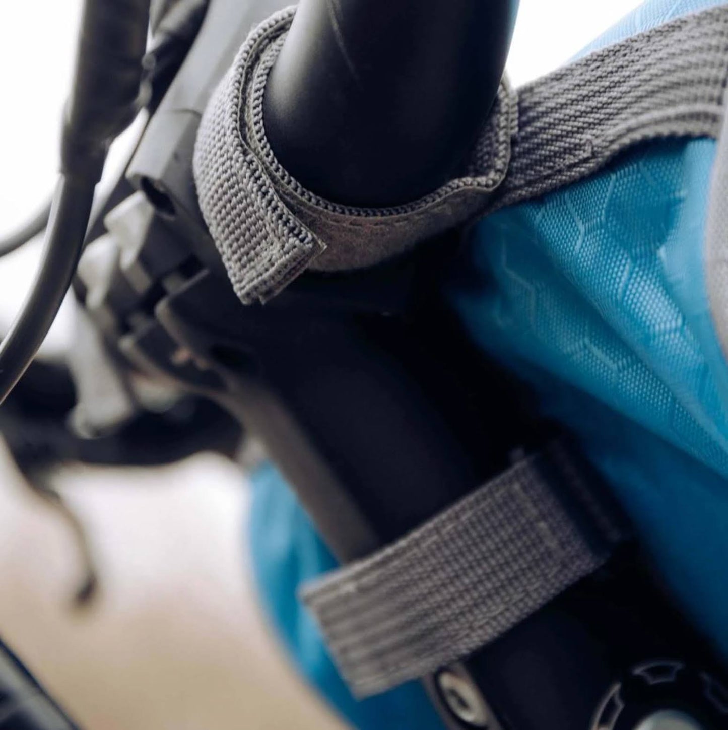 SpeedyBike torba – Vodootporna biciklistička torba s prozorom za mobitel