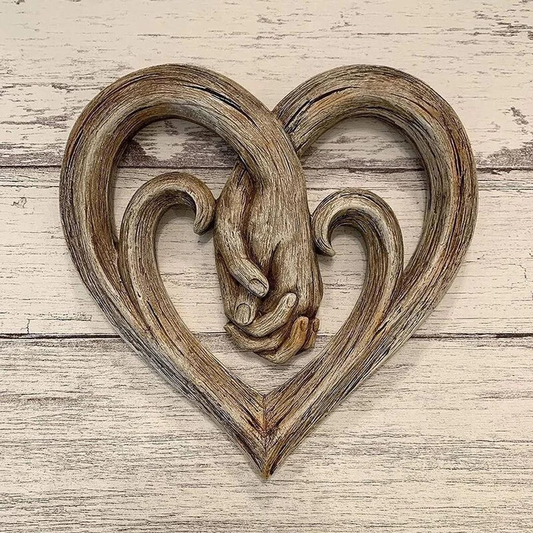 Decoração de parede em forma de coração com mãos
