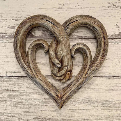 Decoração de parede em forma de coração com mãos
