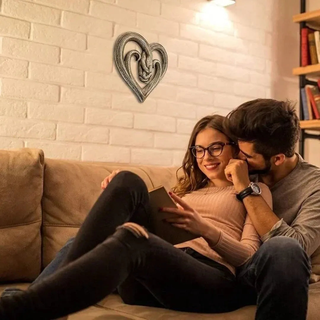 Decoração de parede em forma de coração com mãos