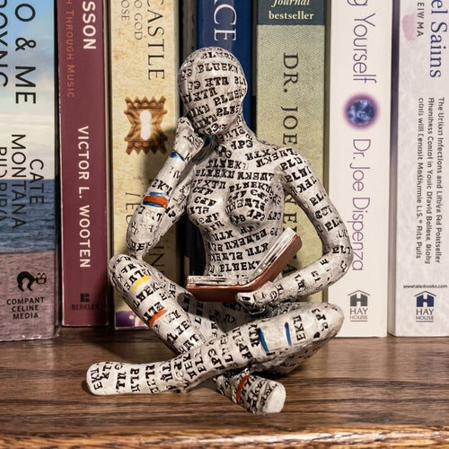 Figura decorativa de lector para estantería y escritorio