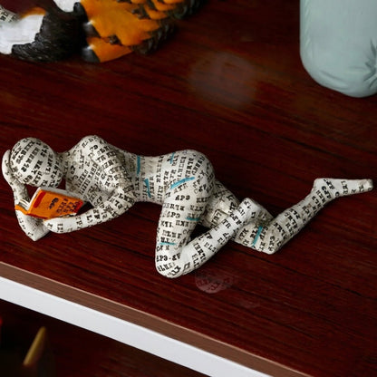 Figura decorativa de lector para estantería y escritorio