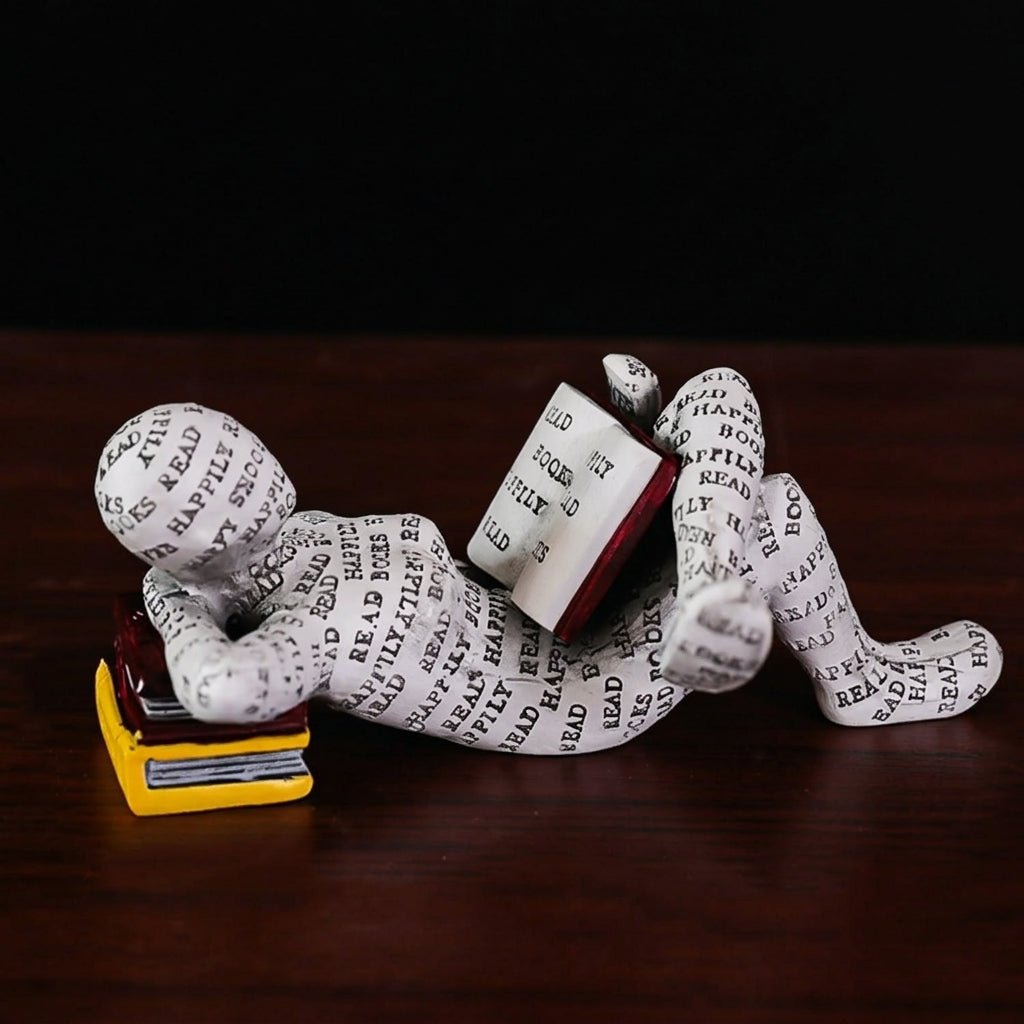 Figura decorativa de lector para estantería y escritorio