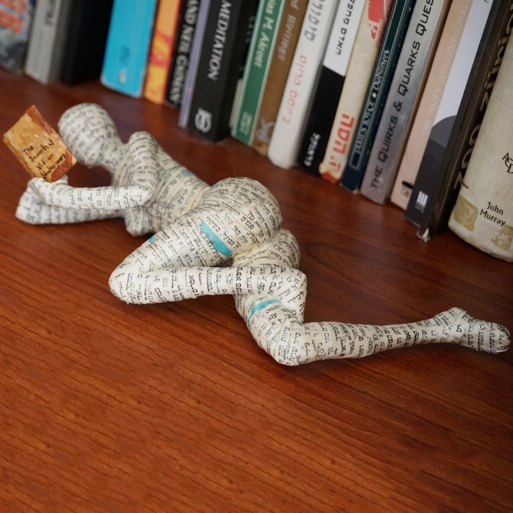 Figura decorativa de lector para estantería y escritorio