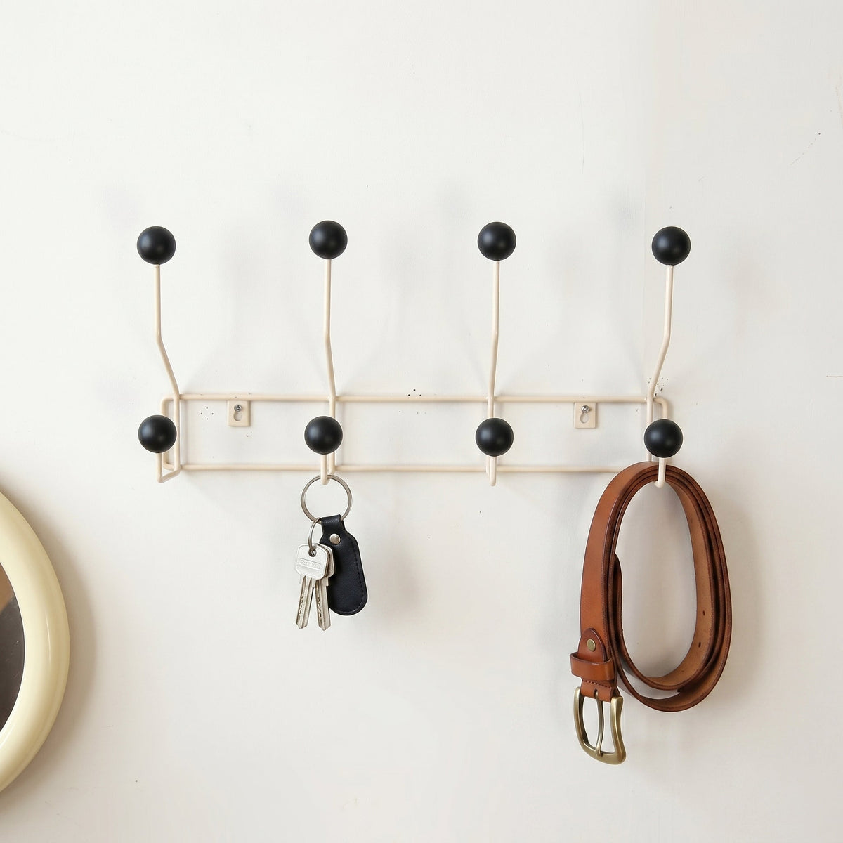 Perchero de pared con ganchos de bola y dos niveles