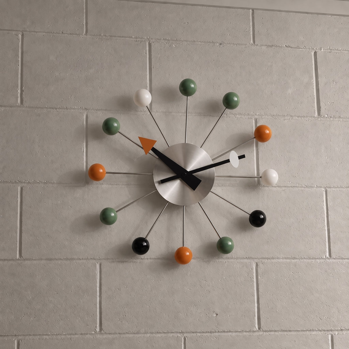 Reloj de pared retro con marcadores de bolas de colores