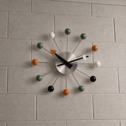 Reloj de pared retro con marcadores de bolas de colores