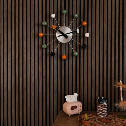 Reloj de pared retro con marcadores de bolas de colores