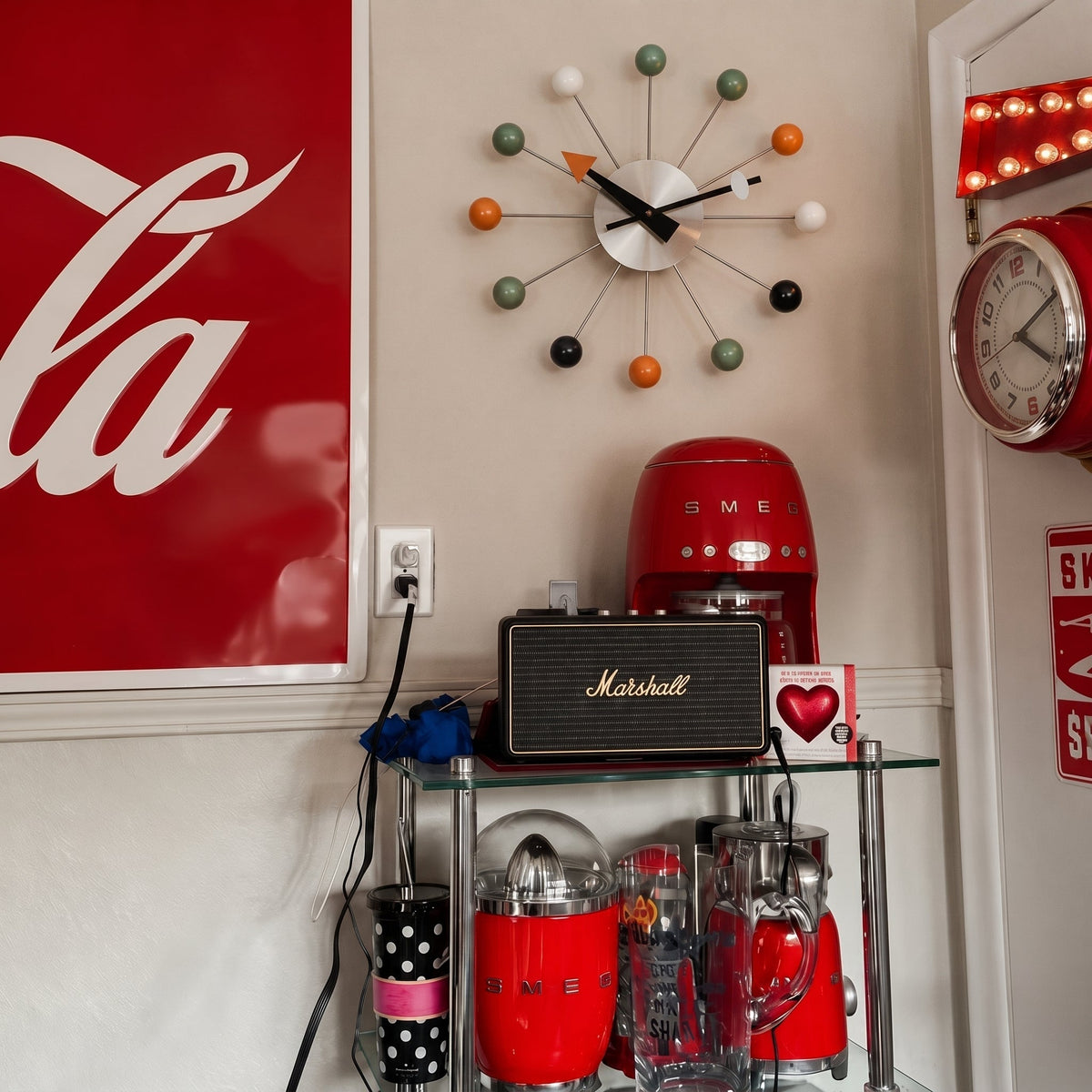 Reloj de pared retro con marcadores de bolas de colores