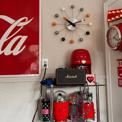 Reloj de pared retro con marcadores de bolas de colores