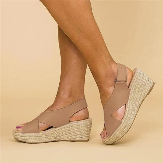 Sandalias de cuña elegantes con tiras cruzadas: un estilo veraniego y cómodo.