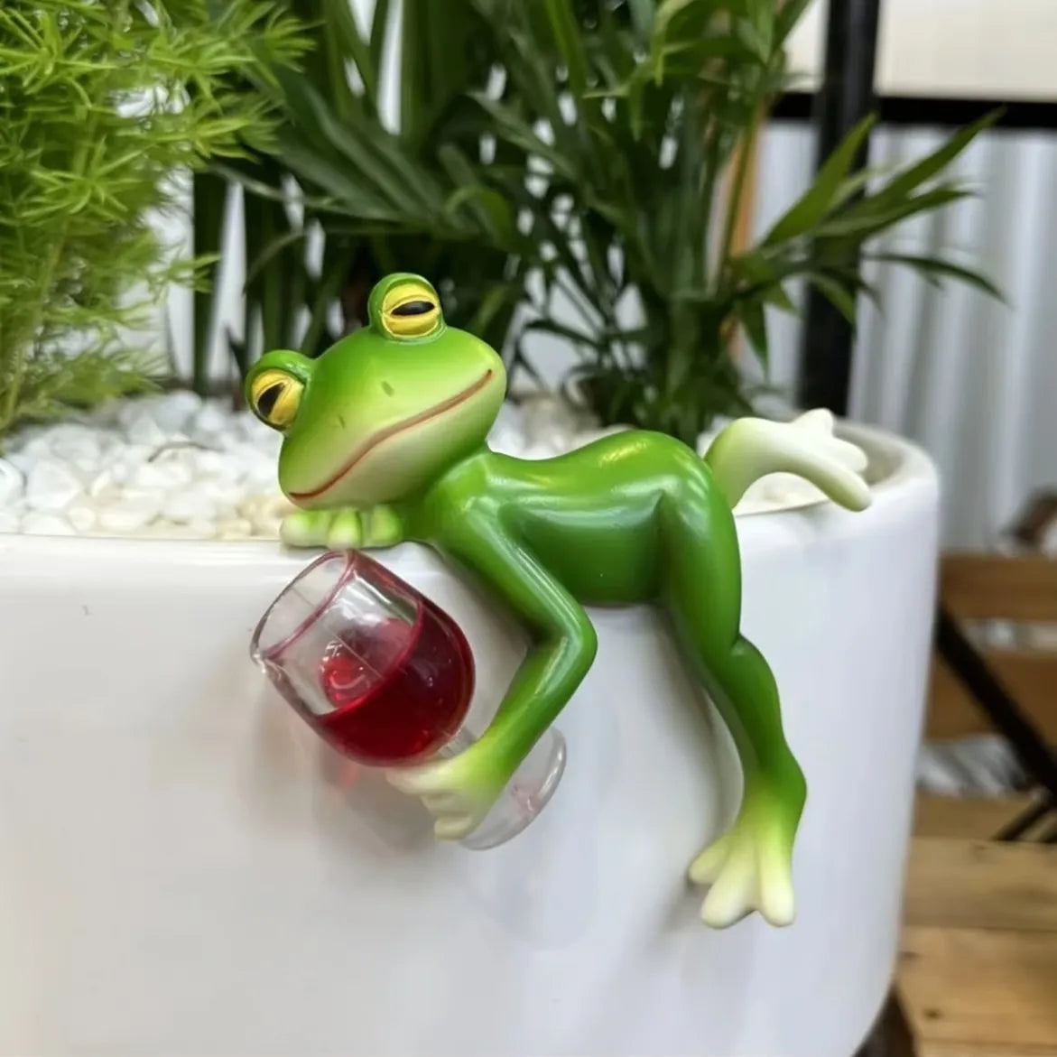 Dekorativer Frosch als Blumentopf-Hänger