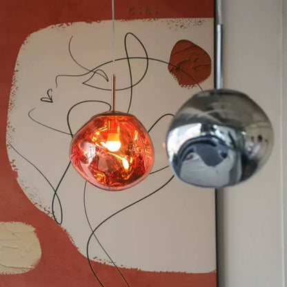 Dizajnerska viseća lampa Melt – Stilski i atmosferski svjetlosni objekt