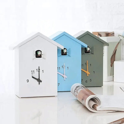 Reloj de cuco moderno con forma de casa, péndulo y modo nocturno