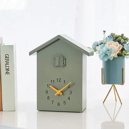 Reloj de cuco moderno con forma de casa, péndulo y modo nocturno