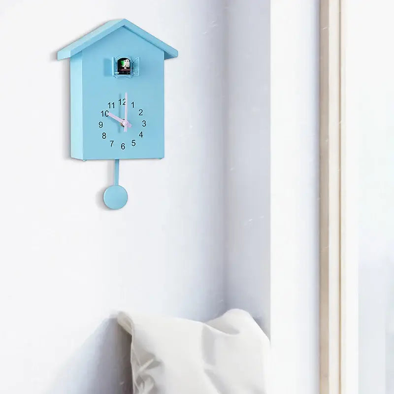Reloj de cuco moderno con forma de casa, péndulo y modo nocturno