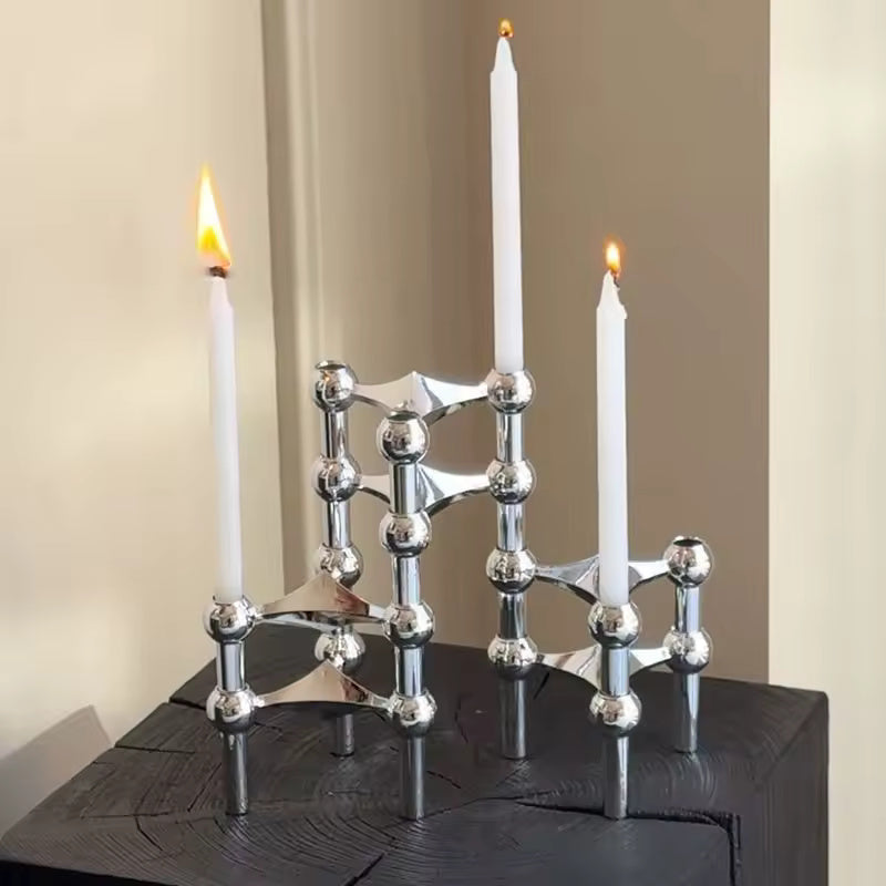 Modularer Kerzenhalter aus Metall im geometrischen Design