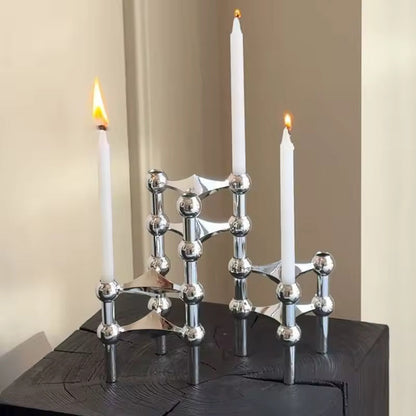 Modularer Kerzenhalter aus Metall im geometrischen Design