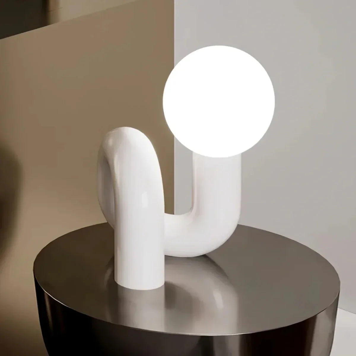 Candeeiro de mesa escultural com esfera de vidro