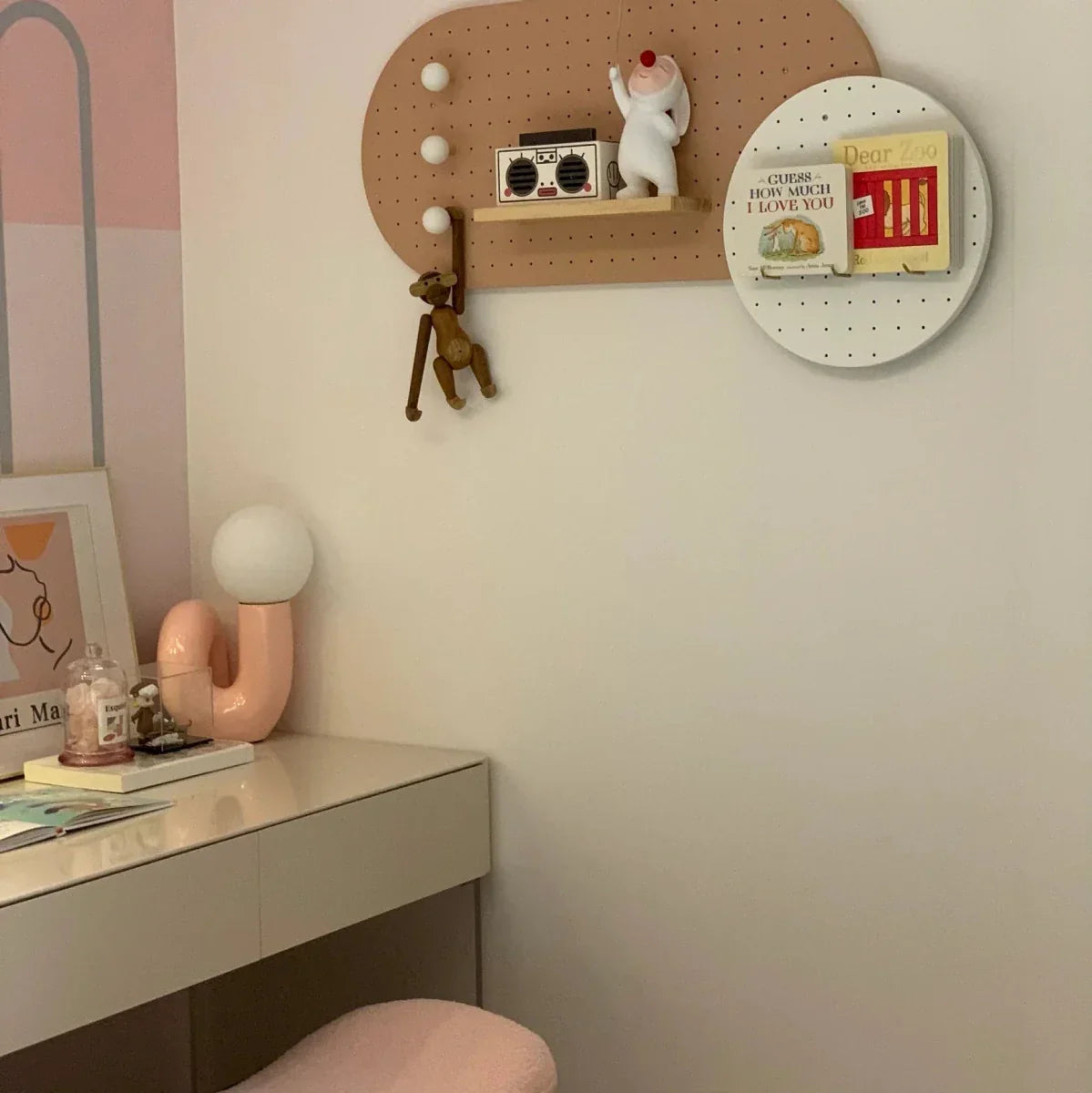 Candeeiro de mesa escultural com esfera de vidro