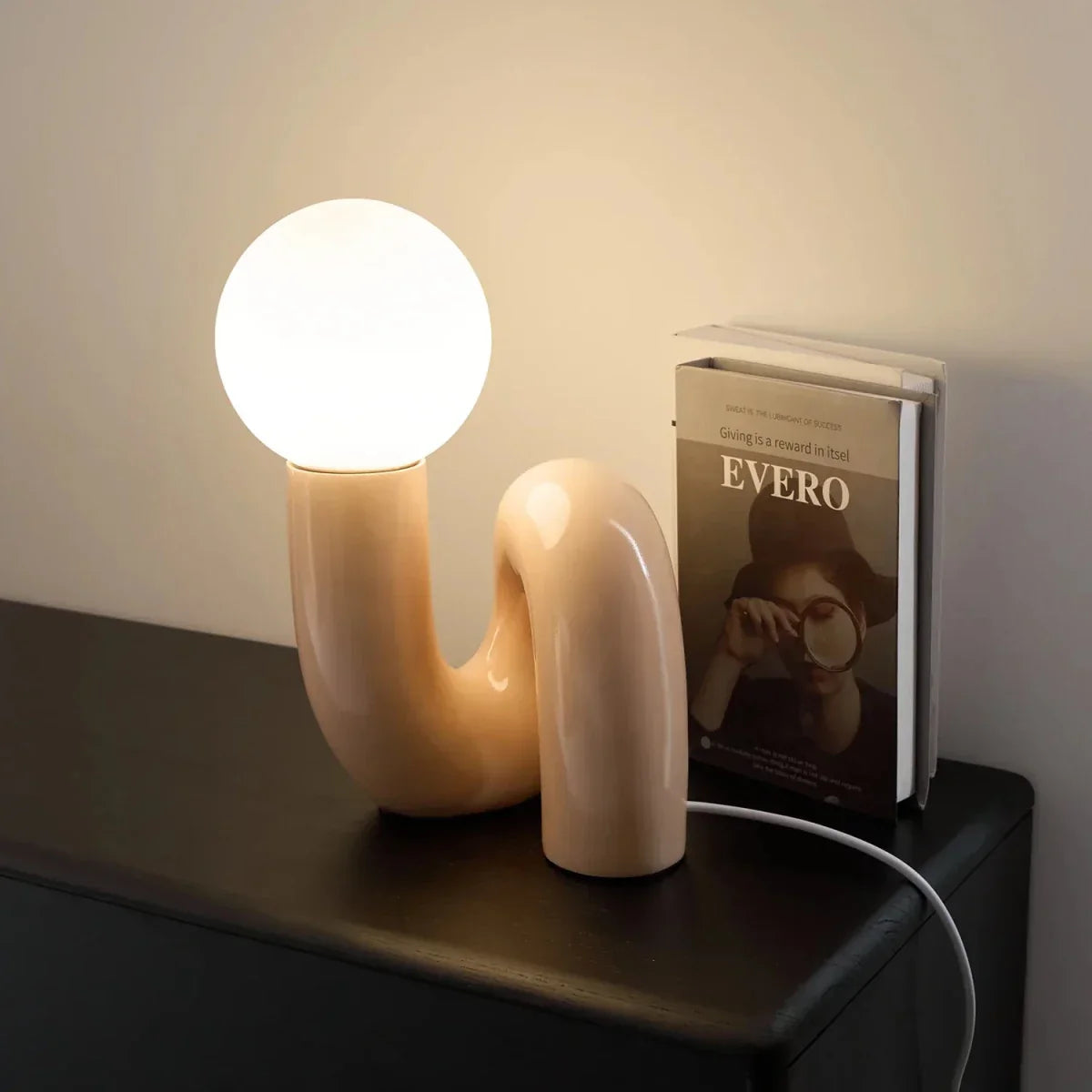 Candeeiro de mesa escultural com esfera de vidro